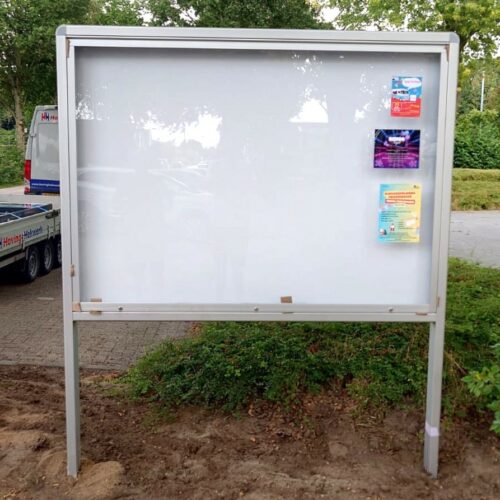 Vrijstaande informatieborden 50 Deze hoogwaardige informatieborden zijn perfect voor scholen, bedrijven, sportparken, winkelcentra en andere locaties waar duidelijke communicatie essentieel is. (Lokatie: Froombosch)